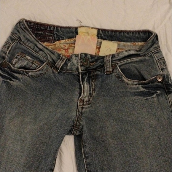 VNTG Marlow Original Blue Jeans Sz 26 3 Embellished Fancy Distress Straight Leg - Picture 12 of 16